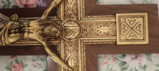Crucifijo de madera y metal dorado
