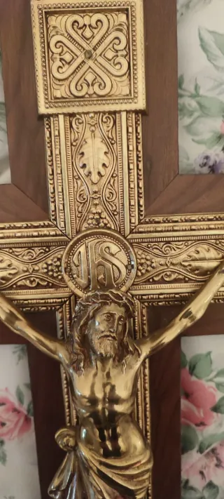 Crucifijo de madera y metal dorado