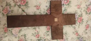 Crucifijo de madera y metal dorado