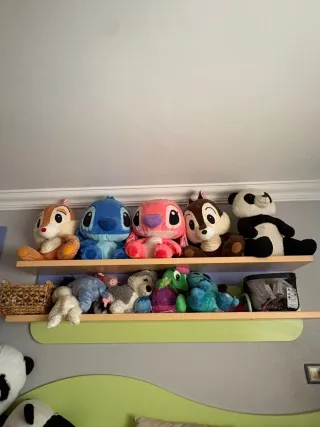 Estantería con peluches