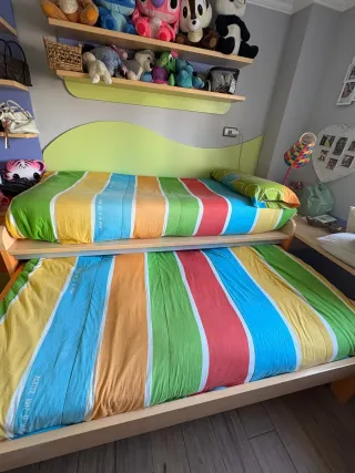 Estantería con peluches