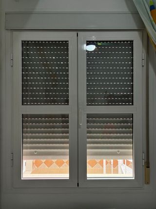 Ventana abatible Climalit con persiana