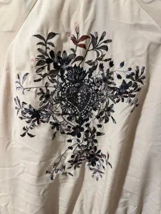 Chaqueta bomber beige con bordado floral
