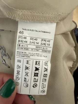 Chaqueta bomber beige con bordado floral