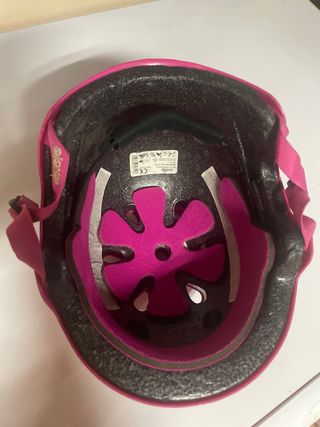 Patines rosas talla 30-32 + Casco