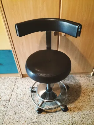 Taburete giratorio negro con respaldo