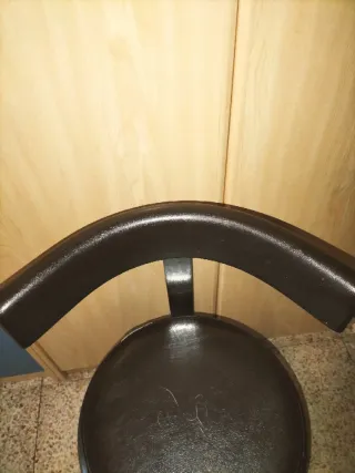 Taburete giratorio negro con respaldo