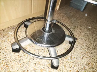 Taburete giratorio negro con respaldo