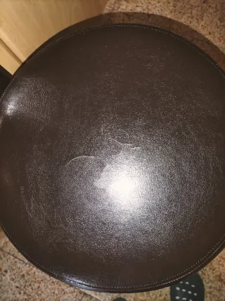 Taburete giratorio negro con respaldo