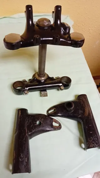 Tijas de moto Triumph antigua