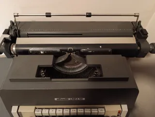 Máquina de escribir Olivetti Línea 98