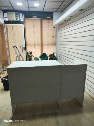 Mostrador blanco para tienda