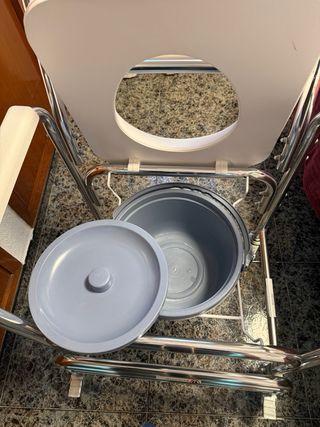 Silla geriátrica con asiento y respaldo