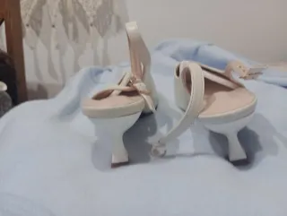 Zapatos elegantes blancos con tira