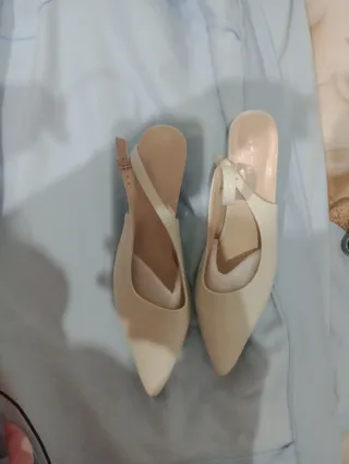 Zapatos elegantes blancos con tira