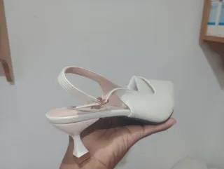Zapatos elegantes blancos con tira