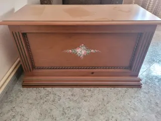 Baúl de madera maciza con decorado pintada