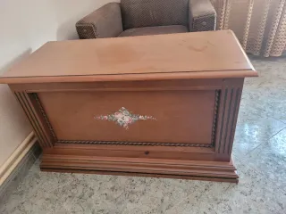 Baúl de madera maciza con decorado pintada
