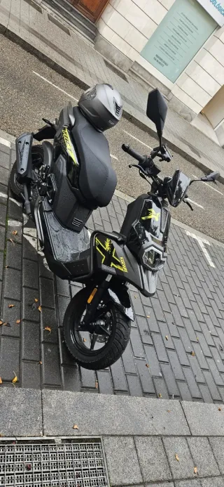 Moto Keeway 50cc Scooter Negra y Amarilla