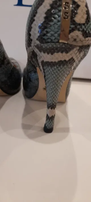 Zapatos de tacón Guess serpiente talla 37