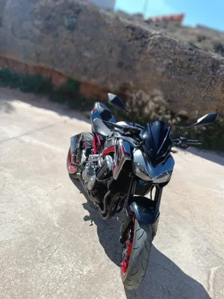 Kawasaki Z900 Plata y Rojo