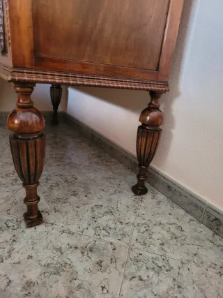 Mueble antiguo de madera tallada