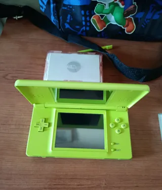Lote Nintendo DS Lite Verde + Accesorios