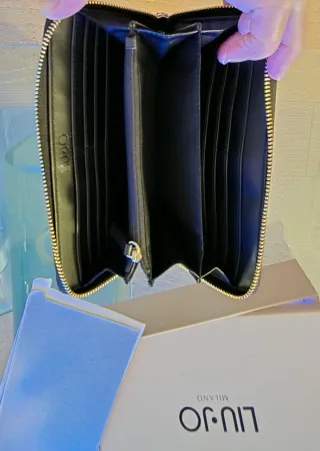 Portafoglio Liu Jo nero con borchie oro