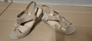Sandalo donna beige con fiori