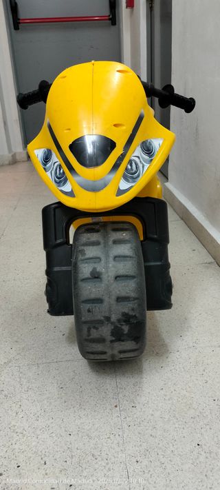 Moto infantil grande amarilla