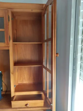 Mueble de salón de madera y cristal.