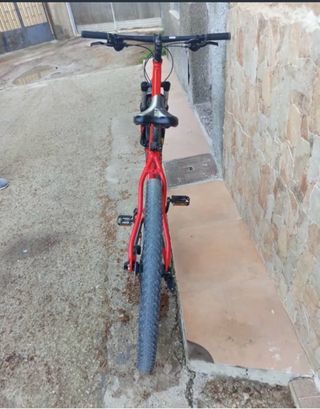 Bicicleta de montaña roja