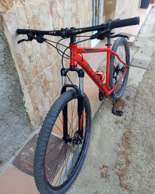 Bicicleta de montaña roja