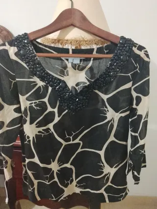 Blusa Beige y Negra con Pedrería