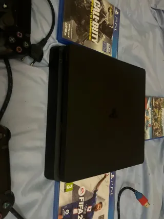 PS4 Negra + 3 Juegos + 2 mandos