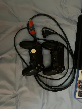 PS4 Negra + 3 Juegos + 2 mandos