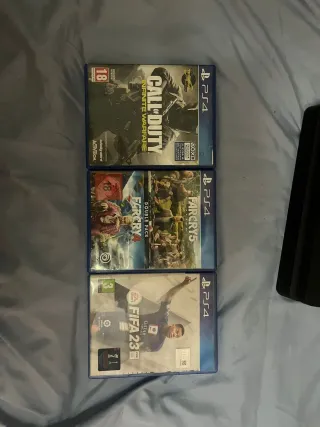 PS4 Negra + 3 Juegos + 2 mandos