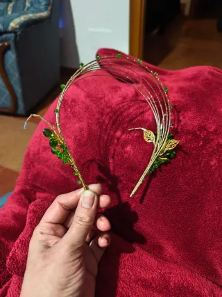 Diadema tocado dorado con detalles verdes