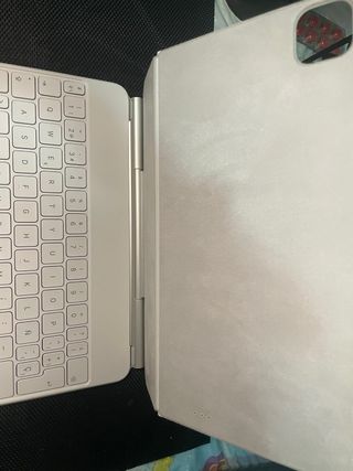 Magic Keyboard A2261 y Apple Pencil A3085 USB-C