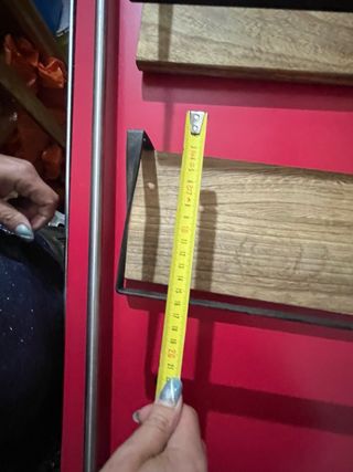 Estantes de madera y metal