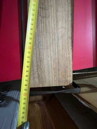 Estantes de madera y metal