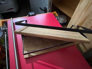 Estantes de madera y metal