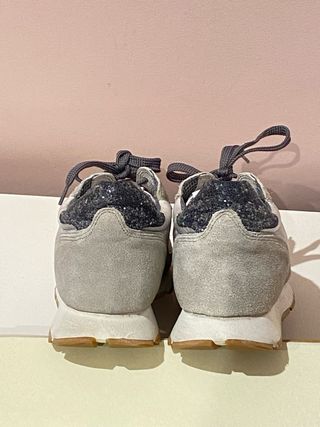 Voile Blanche Sneakers Grises y Blancas