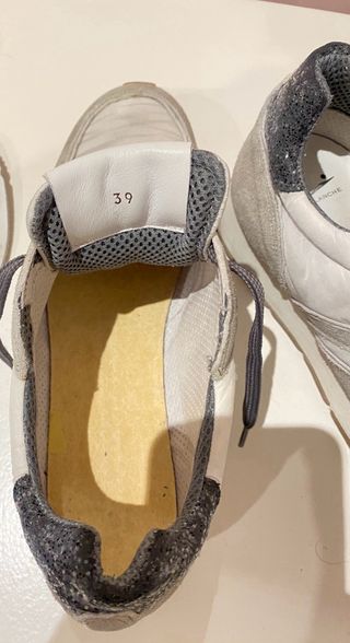 Voile Blanche Sneakers Grises y Blancas