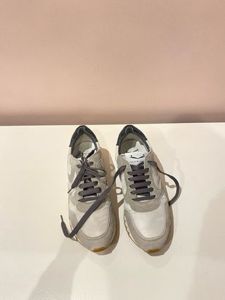 Voile Blanche Sneakers Grises y Blancas