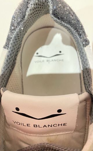 Voile Blanche Sneakers Grises y Blancas