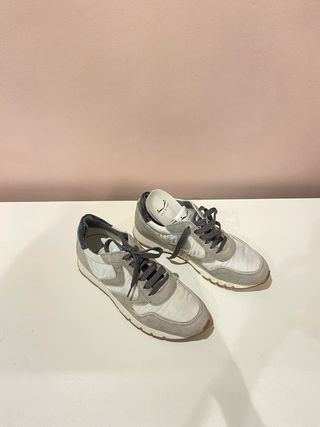 Voile Blanche Sneakers Grises y Blancas