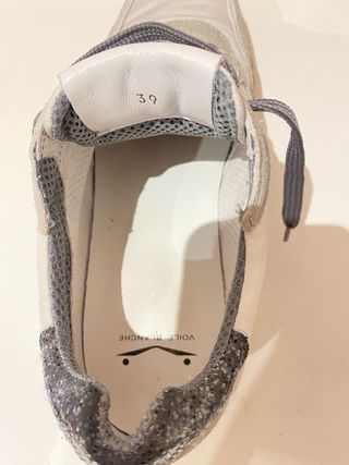 Voile Blanche Sneakers Grises y Blancas