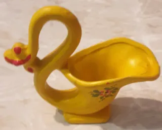 Vaso giallo decorato con fiori