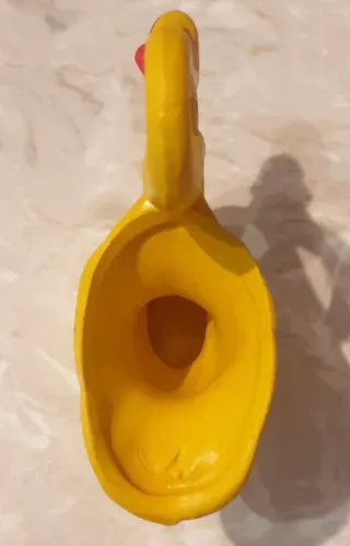 Vaso giallo decorato con fiori